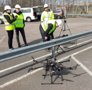 DroneFinland maastotiimi valmistautumassa kuvauslentoon